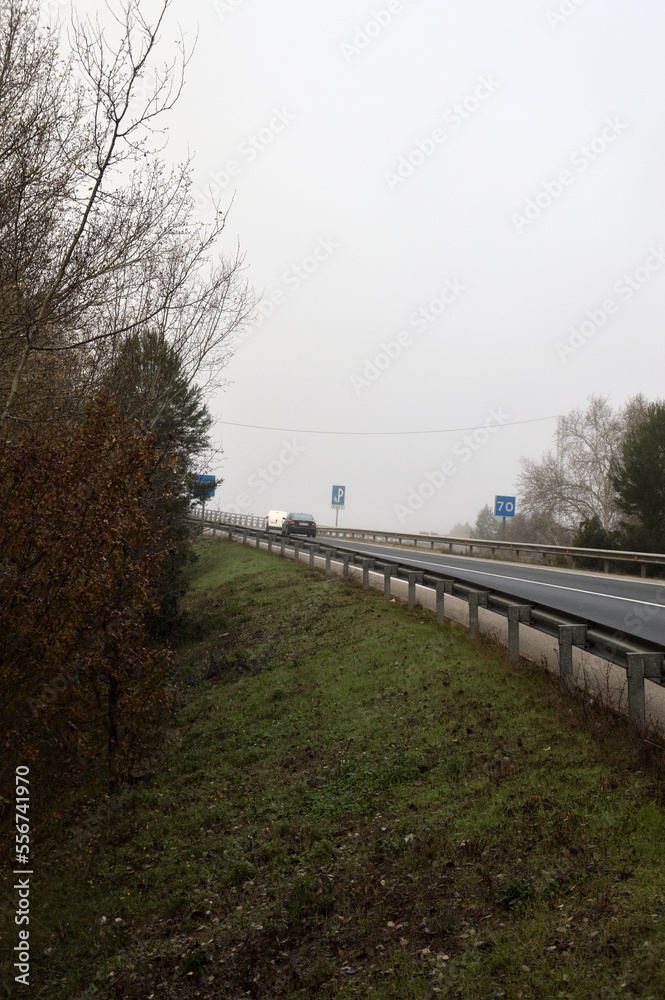 carretera con niebla