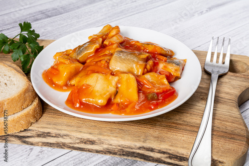 śledzie w sosie pomidorowym