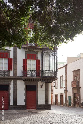 Obraz na płótnie Beautiful old building with oriel window in hisotrical part of Las Palmas, Canary Islands w salonie