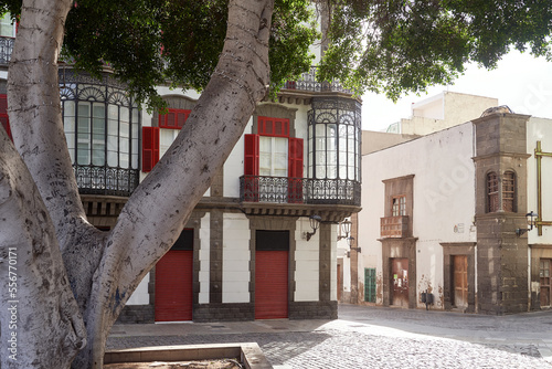 Obraz na płótnie Beautiful old building with oriel window in hisotrical part of Las Palmas, Canary Islands w salonie