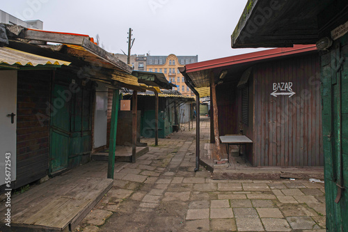 Bazar Różyckiego na Pradze Północ w Warszawie. Zabytkowe budy drewniane, stoiska handlowe photo