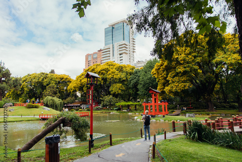 Hombre sacando fotos en el jardín japonés de buenos aires photo