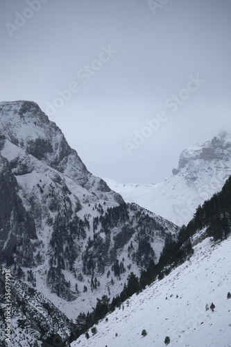 Gran montaña nevada en un día nublado. Montaña rocosa y muy nevada © Miquel