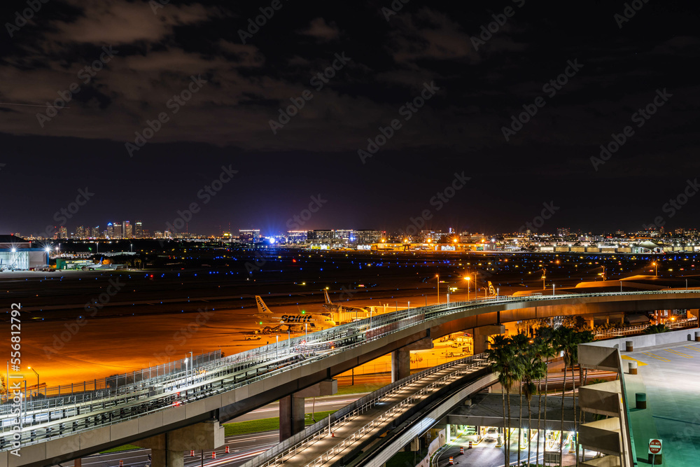Fototapeta premium night airport tram 