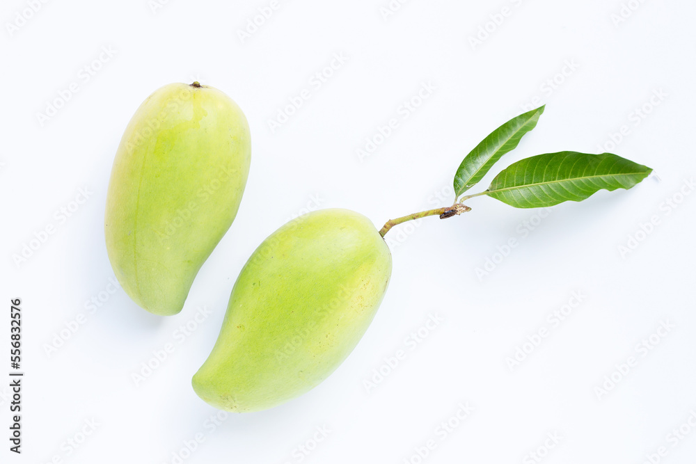 Obraz premium Green mango, Tropical fruit on white background.