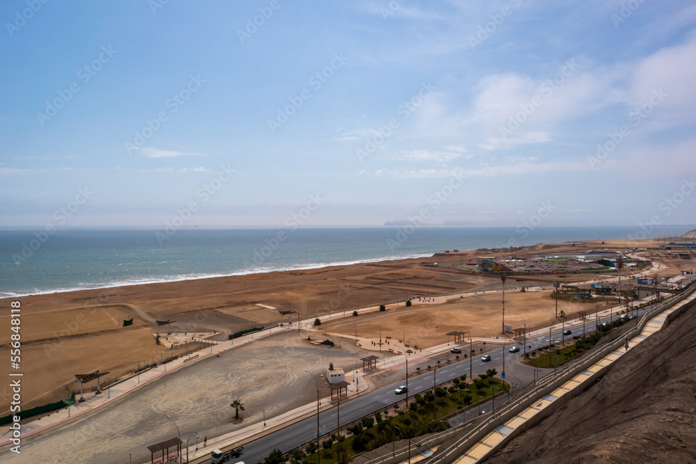 Highway next to the Peruvian coast shows us majestic landscapes of Lima.