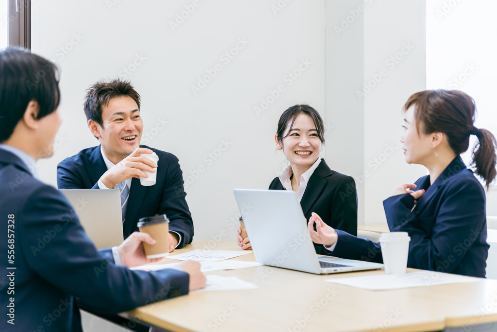会社の会議室で会議・打ち合わせ・ミーティングする男女(税理士・会計士・弁護士・商談・プランナー)
会社の会議室で会議・打ち合わせ・ミーティングする男女(税理士・会計士・弁護士・商談・プランナー)