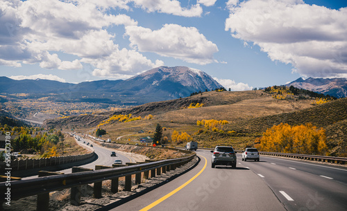 Foto Driving down a highway in the fall through the Rocky Mountains