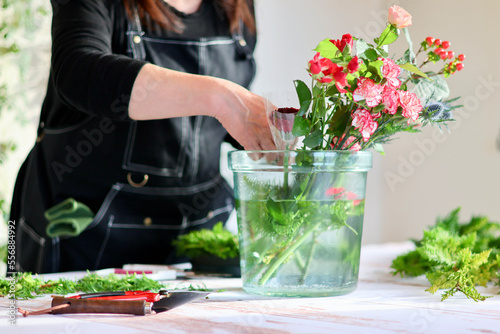 生花を使った華やかなフラワーアレンジメント 手作りの花のリース 女性フラワーデザイナー