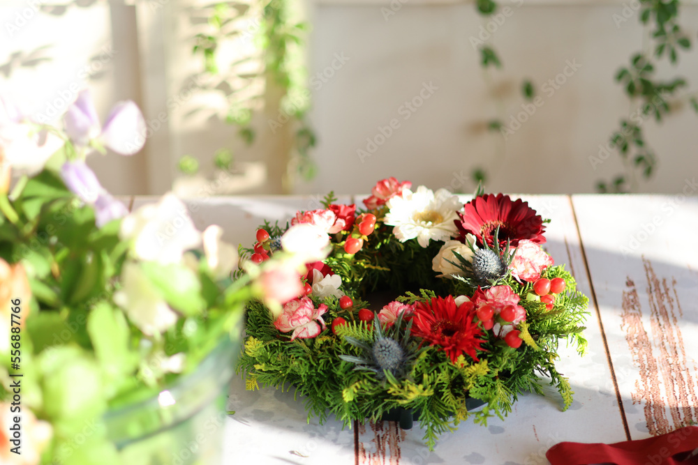 生花を使った華やかなフラワーアレンジメント 手作りの花のリース 女性フラワーデザイナー 生花を使った華やかなフラワーアレンジメント 手作りの花のリース 女性フラワーデザイナー