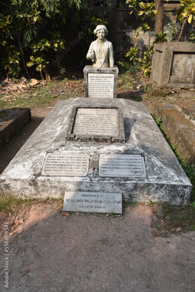 Obraz premium Very Old Tombs of South Park Street Cemetery in Kolkata, India.