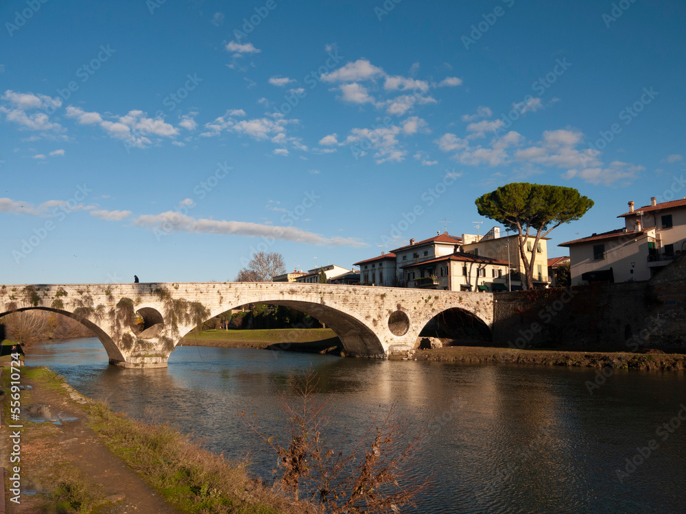 Naklejka premium Italia, Toscana, la città di Prato. Ponte sul fiume Bisenzio.