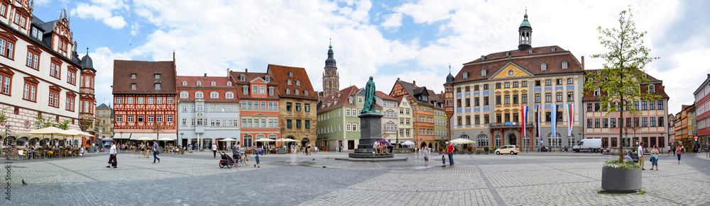Marktplatz in Coburg mit historischen Fassaden, Prinz-Albert-Denkmal und Rathaus, Deutschland