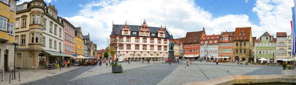Marktplatz in Coburg mit historischen Fassaden, Deutschland
