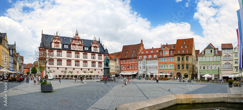 Marktplatz in Coburg mit historischen Fassaden, Deutschland