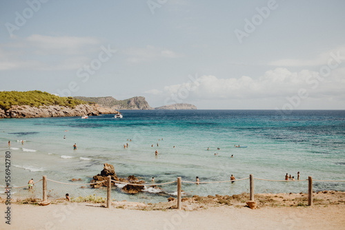 Les vacances d'été à la plage avec les autres touristes © lorabarra