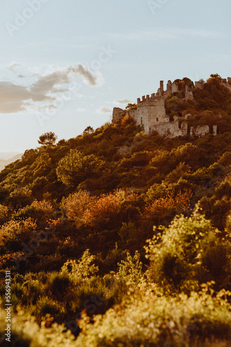 Les ruines du château dans la montagne au coucher du soleil