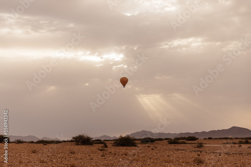 Montgolfière dans les rayons de soleil du désert