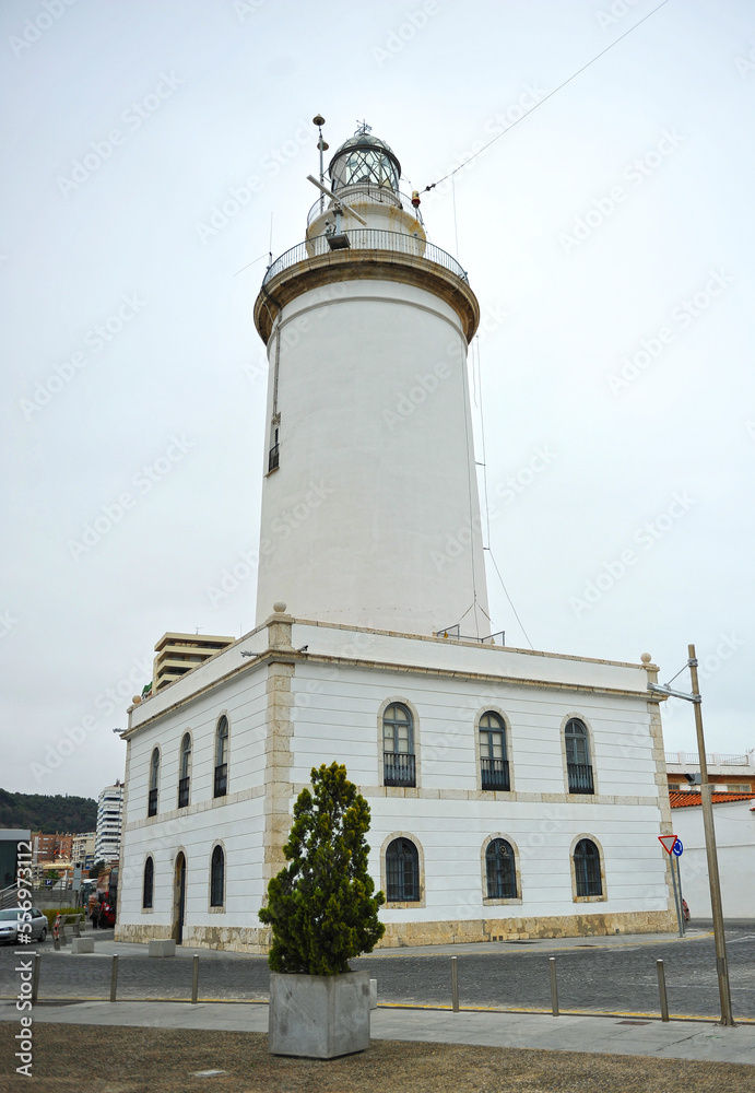 La Farola famoso faro a la entrada del puerto de Málaga, capital de la Costa del Sol, España La Farola famoso faro a la entrada del puerto de Málaga, capital de la Costa del Sol, España