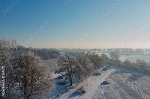 Drohnen Luftaufnahme, Schneelandschaft oder Winterlandschaft von einem Ackerland in Deutschland