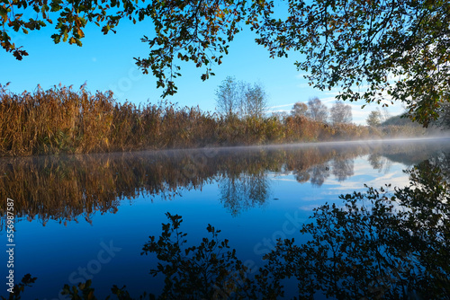 Fluss im am Morgen mit aufsteigendem Nebel