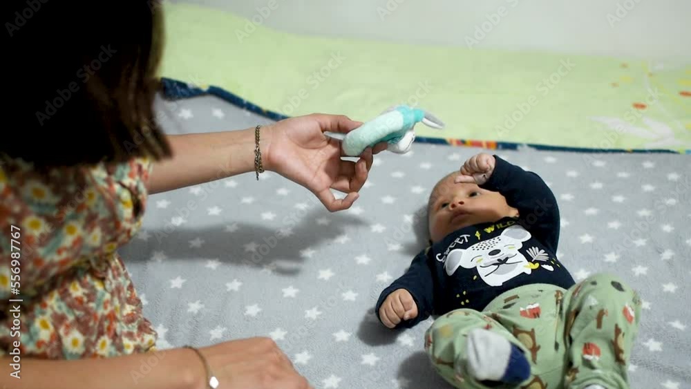 Adorable madre jugando con su hijo de dos meses maternidad feliz juegos para bebé