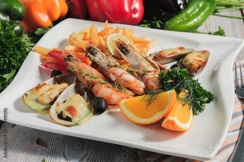 grilled shrimps with lemon and salad