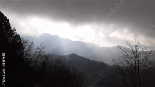 TIME LAPSE : PAESAGGIO MONTANO NUVOLOSO,GIFFONI VALLE PIANA,25 DICEMBRE 2022. photo