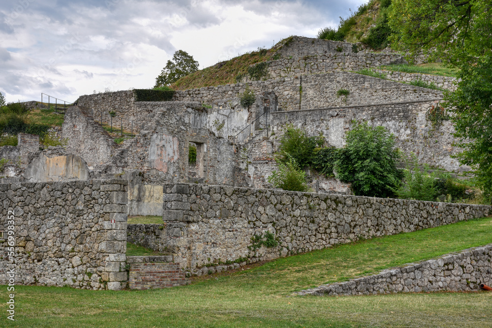 Osoppo, Festung, Offizierscasino, Kaserne, Gebäude, Fußboden, Fliesenboden, Fliese, Muster, Fenster, Treppe, Mauer, Steinmauer, Stufen, Ruine, Fenster, Tür, Militär, Geheimnisvoll, Friaul, Denkmal, Fo