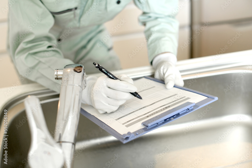 水道の点検をする作業員の手元
