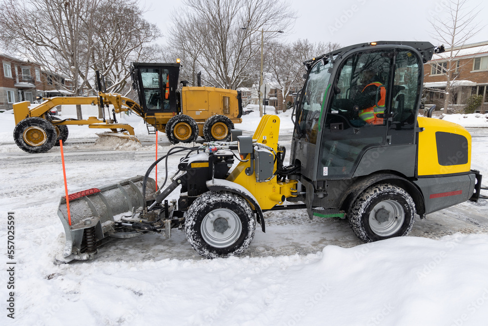 Machinerie hivernale pour le déneigement des trottoirs et des rues Machinerie hivernale pour le déneigement des trottoirs et des rues