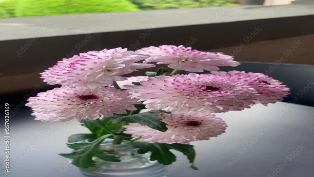 Bouquet fiori rosa vaso tavolo