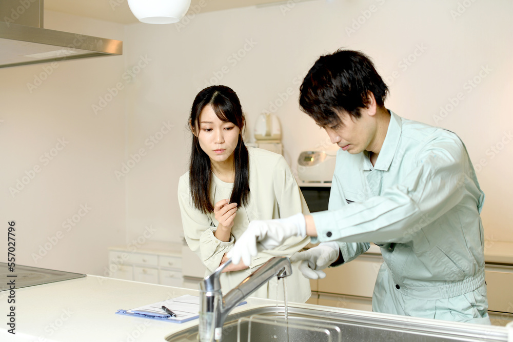 キッチンで会話をする男性作業員と女性客