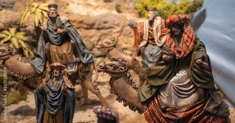 Figuras para belen de navidad representando a los reyes magos montados en camellos
