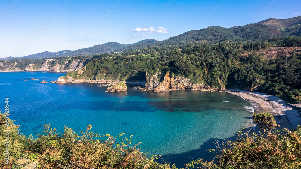 Vistas de la mar y de la playa de Cadavedo en Asturtias, Esapaña