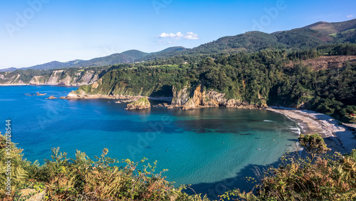 Vistas de la mar y de la playa de Cadavedo en Asturtias, Esapaña