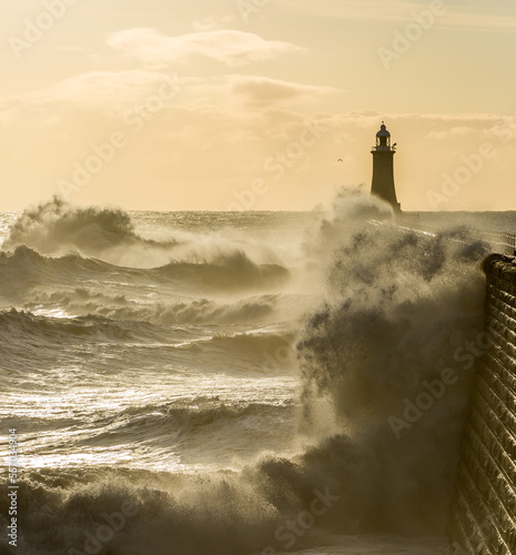 Obraz na plátně Big waves batter the lighthouse & north pier guarding the mouth of the Tyne in T