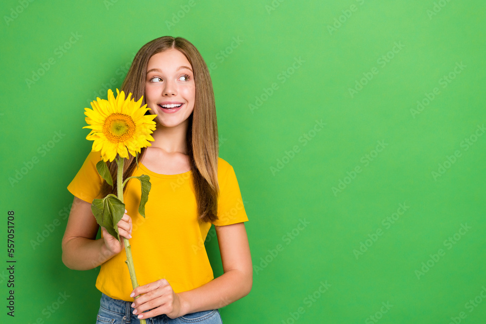 Φωτογραφία Photo of dreaming little schoolgirl teenager hold yellow sunflower wear stylish