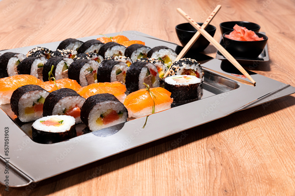 sushi z pałeczkami sezamem imbirem wasabi - obrazy, fototapety, plakaty 