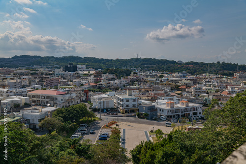 沖縄・宜野湾嘉数高台公園から見える風景 © 由香利 安澤