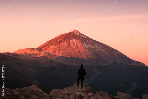 El volcán del Teide nevado siendo disfrutado por un chico al amanecer, Tenerife