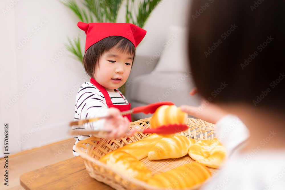 パン屋さんごっこをして遊ぶ女の子 パン屋さんごっこをして遊ぶ女の子