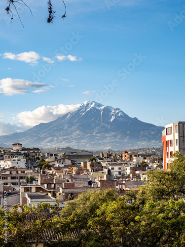 Volcán Chimborazo desde Riobamba en Ecuador