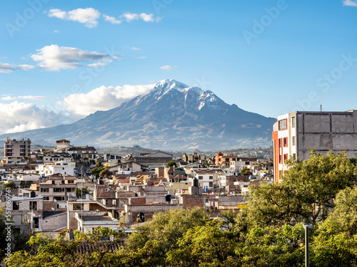 Volcán Chimborazo desde Riobamba en Ecuador photo