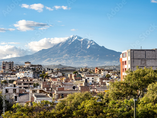 Volcán Chimborazo desde Riobamba en Ecuador