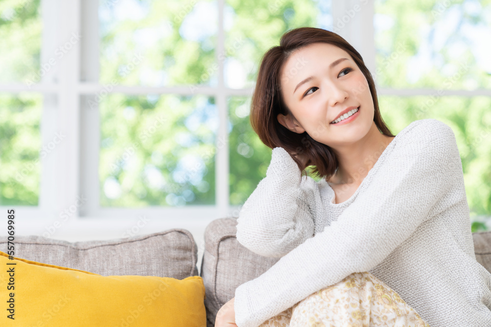 部屋でリラックスする若い女性 部屋でリラックスする若い女性