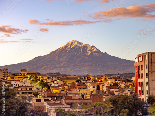 Volcán Chimborazo desde Riobamba en Ecuador