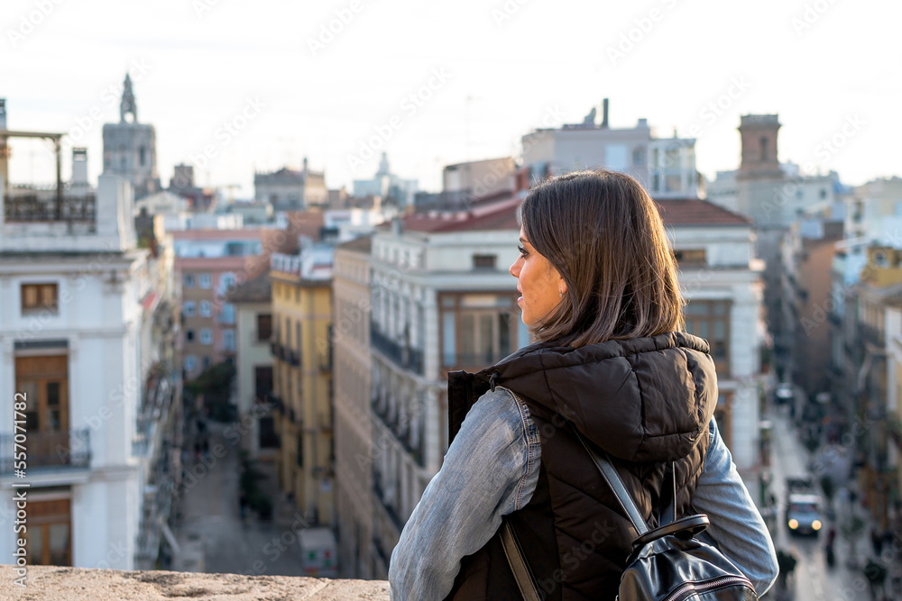 Visitando Valencia en España. Vista de una joven viajera disfrutando del paisaje urbano de Valencia, (España - Europa).