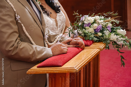 Novios hincados en el altar  photo