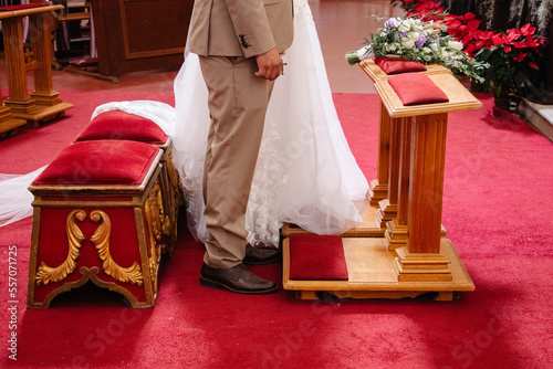 Novios parados en el altar 
